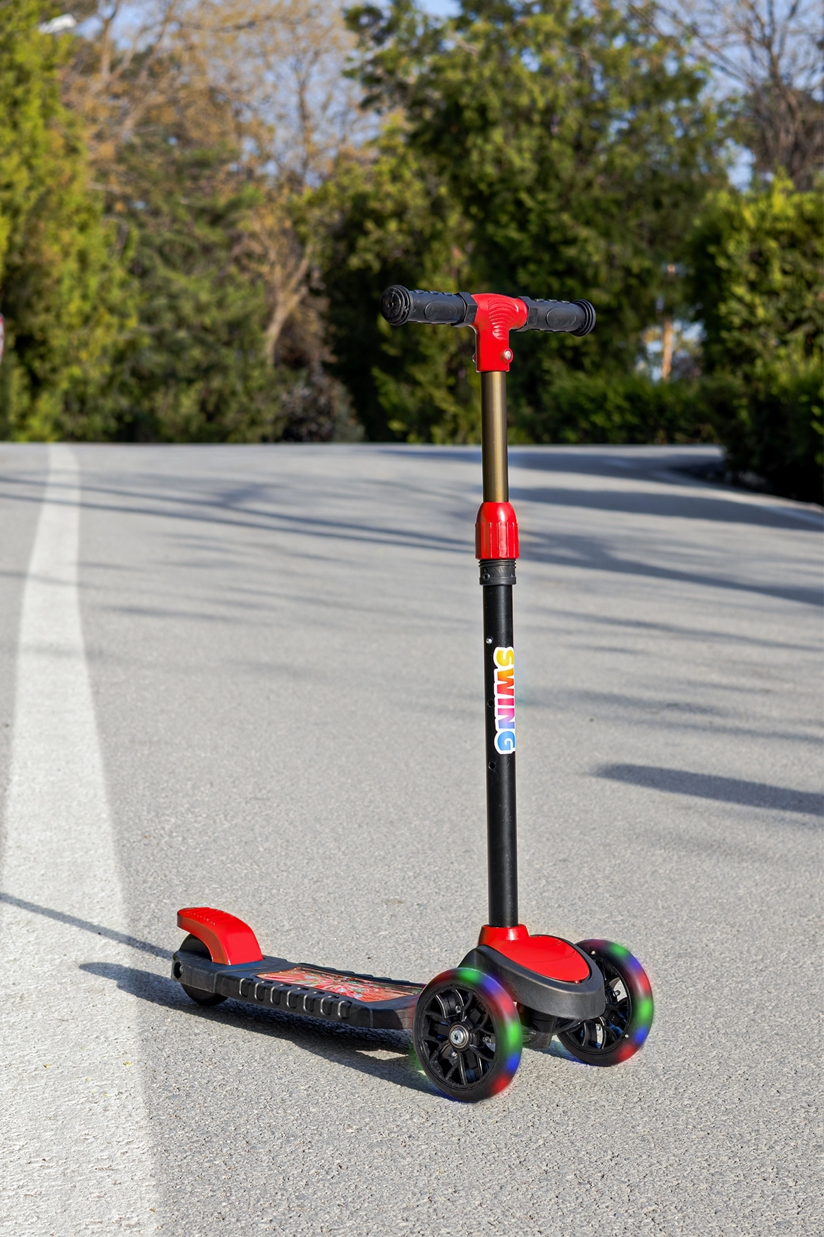 SWİNG KIRMIZI Led Işıklı 3 Tekerlekli Yükseklik Ayarlı Scooter +3 Yaş 40Kg Kapasiteli