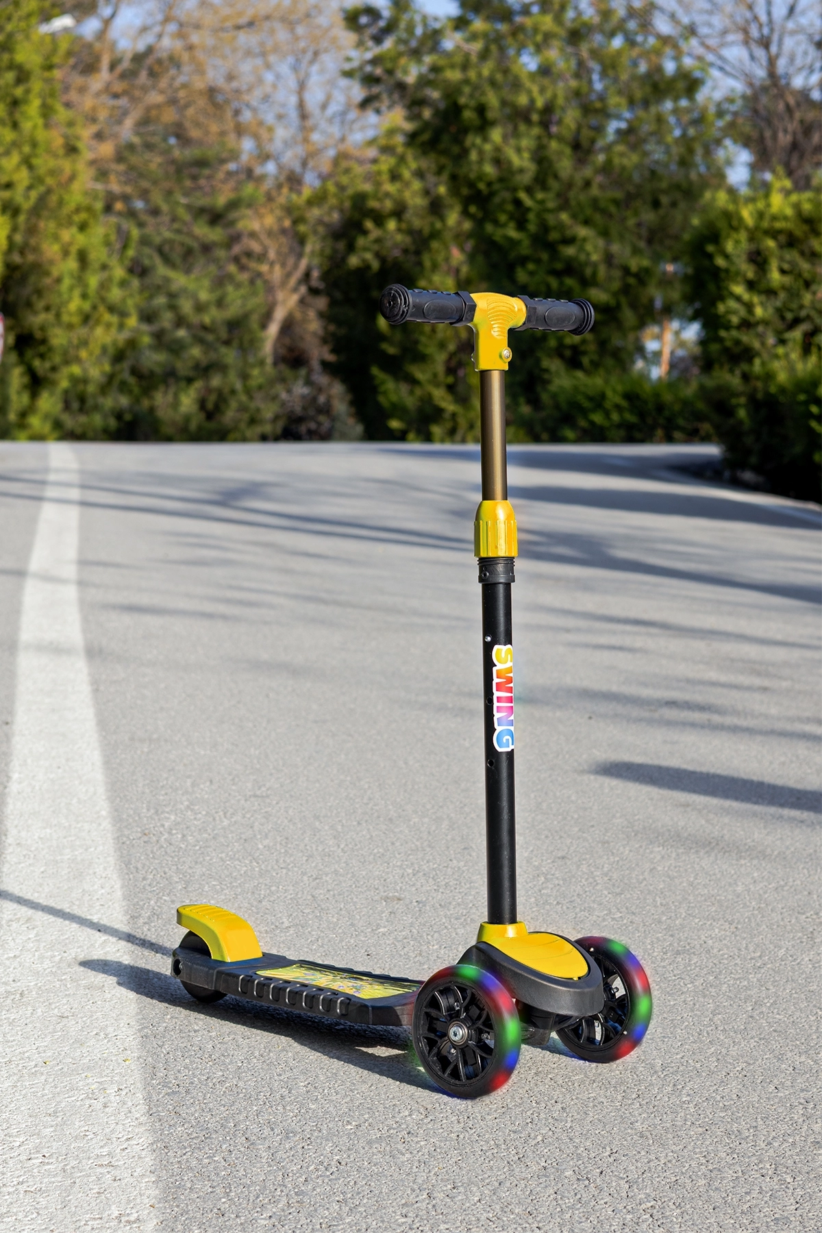 SWİNG SARI Led Işıklı 3 Tekerlekli Yükseklik Ayarlı Scooter +3 Yaş 40Kg Kapasiteli